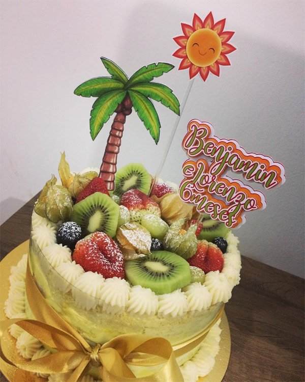 Bolo decorado com frutas